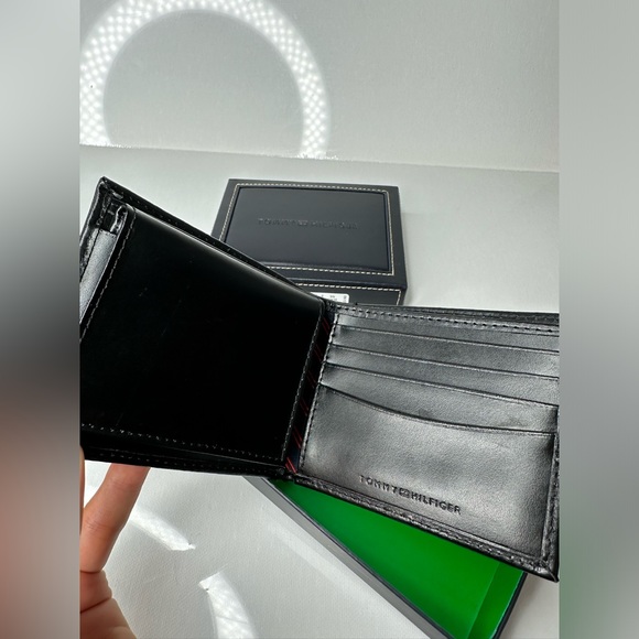 NEW TOMMY HILFIGER MENS RANGER BIFOLD LEATHER PASSCASE ID BILLFOLD WALLET Black - Picture 3 of 11